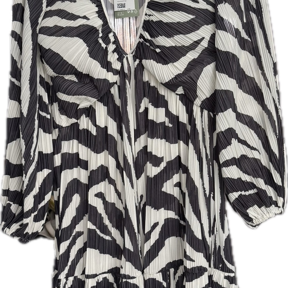 H & M Chic Black and White Patterned Dress